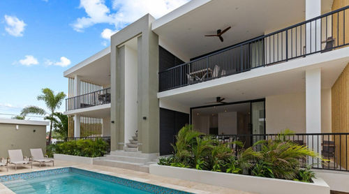 সম্পর্কে সর্বশেষ কোম্পানি খবর ক্যারিবিয়ান ভিলা প্রকল্পঃ কঠিন কাঠের সিলিং ফ্যান দিয়ে গ্রীষ্মমন্ডলীয় জীবনকে উন্নত করা